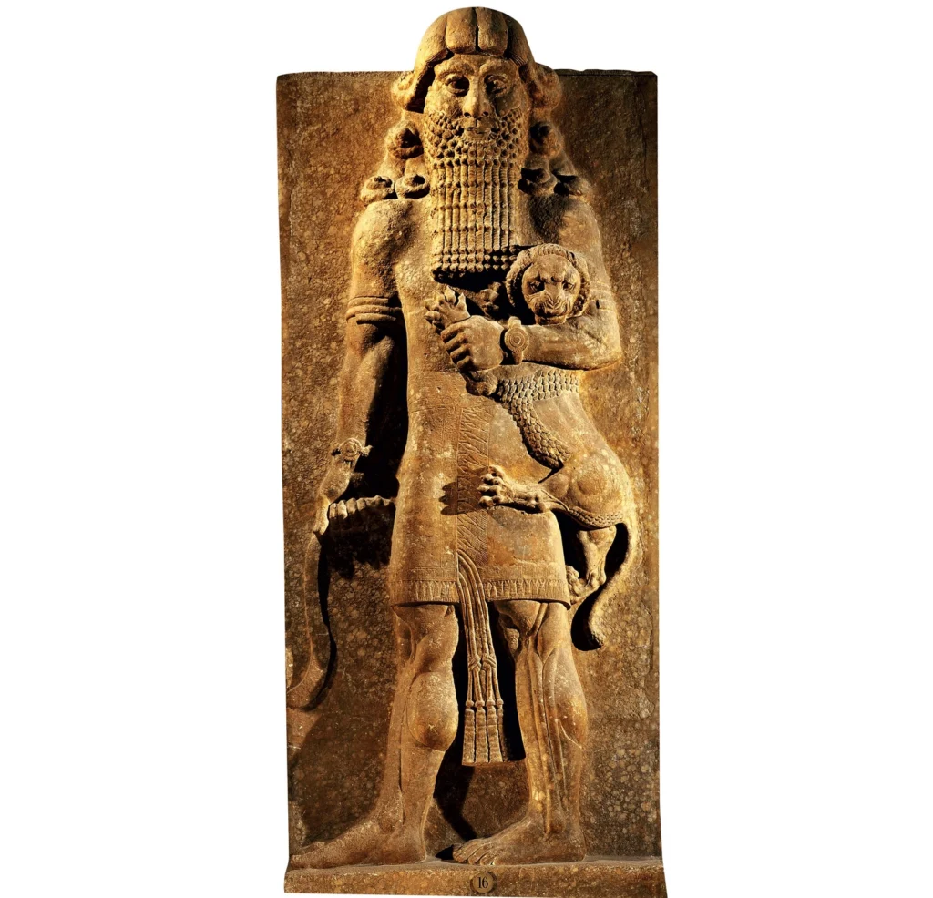 Le héros Gilgamesh dompte sans effort un lion dans cette statue du VIIIe siècle av. J.-C. découverte en Irak. PHOTOGRAPHIE DE DAGLI ORTI, AURIMAGES