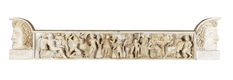 histoire : Couvercle du sarcophage avec des scènes de la naissance d'Apollon et d'Artémis et de leur entrée dans l'Olympe, acrotère avec des personnifications des Vents