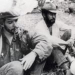 Che Guevara et ses compagnons assis dans la forêt bolivienne durant la guérilla, 1967