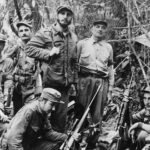 Ernesto Che Gevara avec Fidel Castro et son groupe de commandement dans une cachette secrète dans la jungle, 1958