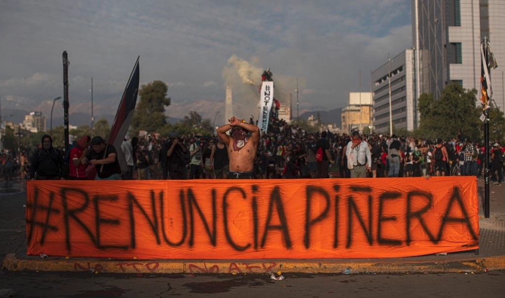 Chili : début de guerrilla urbaine. Manifestations contre le pouvoir en place et les mesures abusives sur l'énergie, la retraite, et divers services.