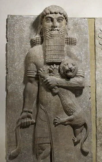 Gilgamesh le héros de l'antiquité terrassant un lion, haut-relief en albâtre gypseux avec traces de peinture provenant de Khorsabad (Dur Sharrukin), façade nord de la salle du trône du palais de Sargon II, Assyrie (Irak). Empire néo-assyrien, règne de Sargon II, 721-705 avant notre ère. Actuellement au musée Du Louvre.